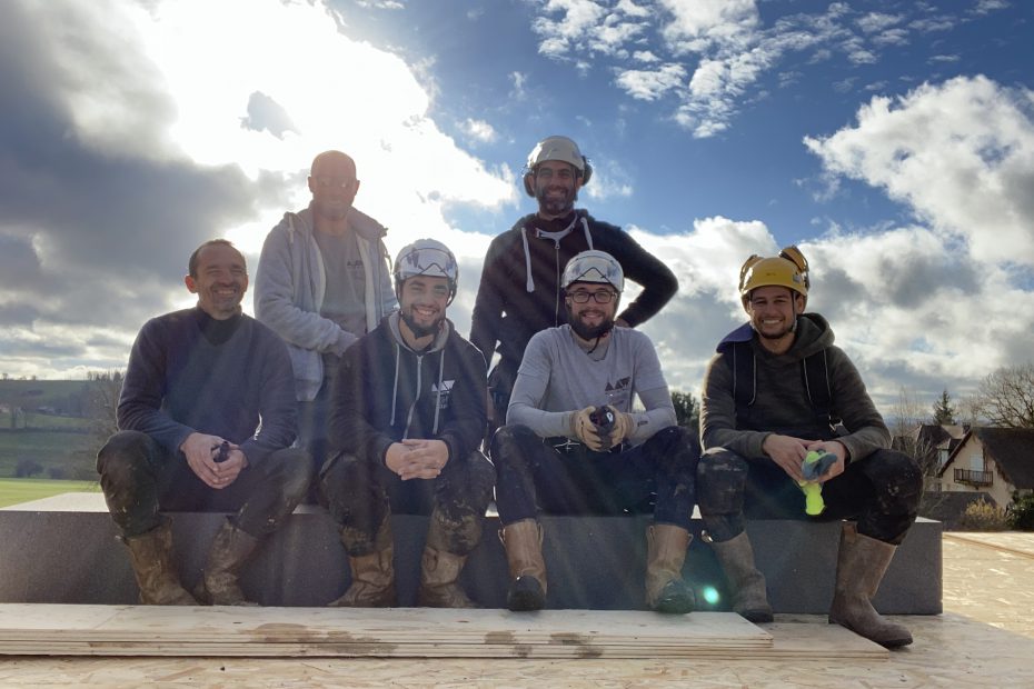 Equipe construction de maison écologique en bois