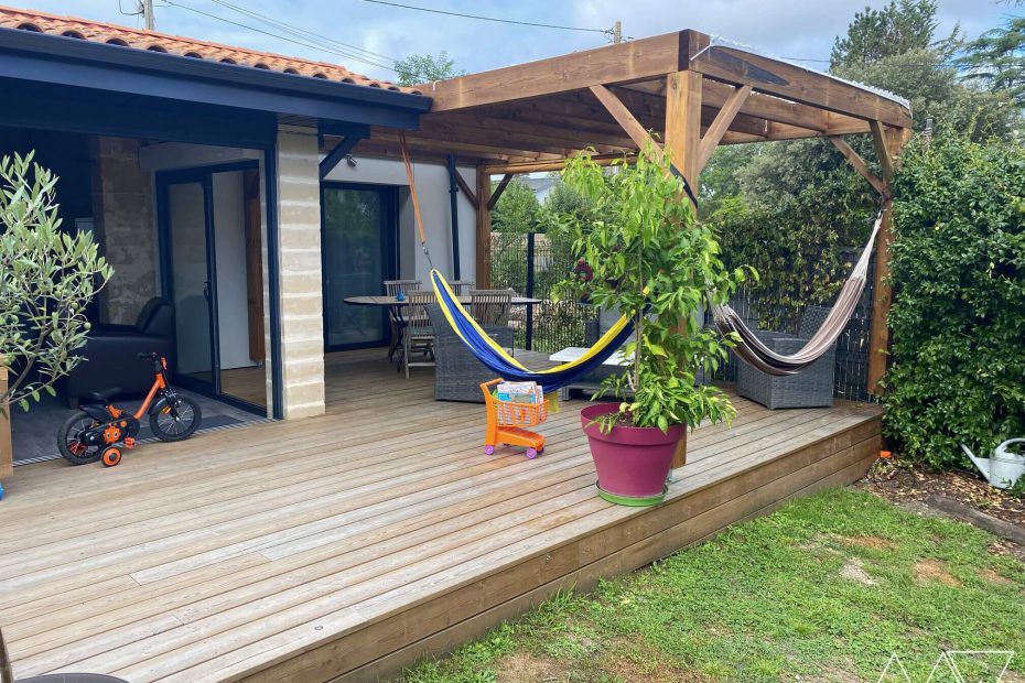 Pergola en bois sur terrasse