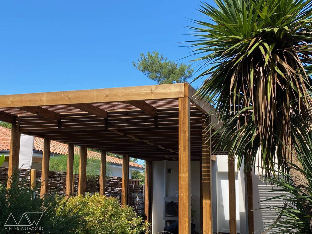 Pergola en pin sur-mesure à Bordeaux